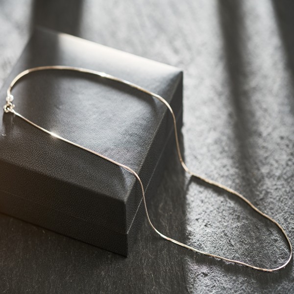 Goldkette als Schlangenkette diamantiert in Weißgold 375 / 9K, 80 cm lang, 0,8 mm breit, Gewicht ca. 5 g.