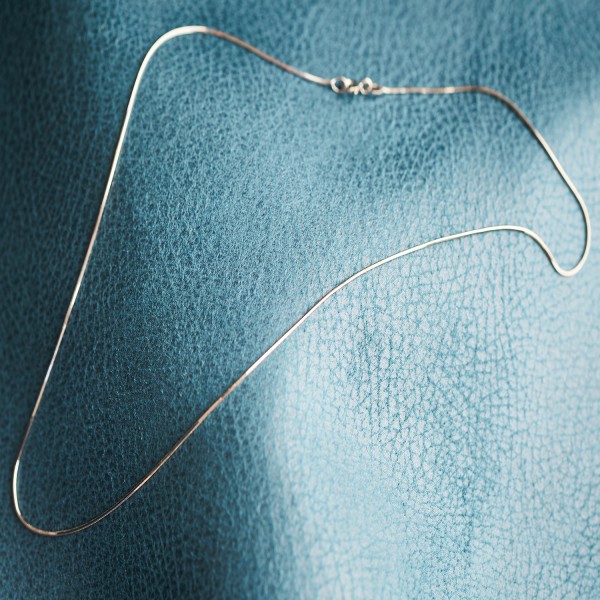 Goldkette als Schlangenkette diamantiert in Weißgold 375 / 9K, 55 cm lang, 0,8 mm breit, Gewicht ca. 3.4 g.