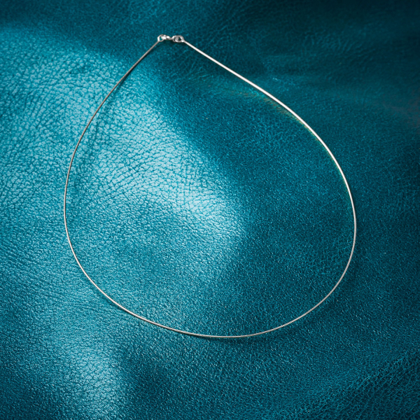 Goldkette als Tondakette in Weißgold 375 / 9K, 45 cm lang, 0,8 mm breit, Gewicht ca. 2.9 g.