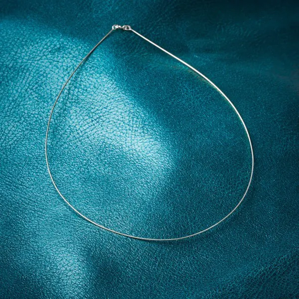 Goldkette als Tondakette in Weißgold 585 / 14K, 42 cm lang, 0,8 mm breit, Gewicht ca. 3.1 g.