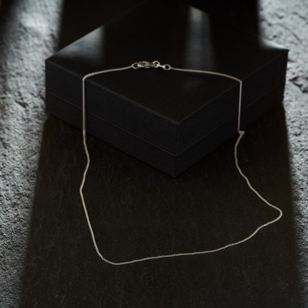 Goldkette als Ankerkette rund Weißgold 375 / 9K, 45 cm lang, 1,1 mm breit, Gewicht ca. 2 g.