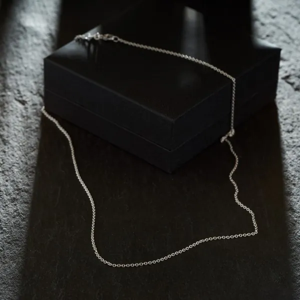 Goldkette als Ankerkette rund in Weißgold 375 / 9K, 45 cm lang, 1,5 mm breit, Gewicht ca. 3 g.