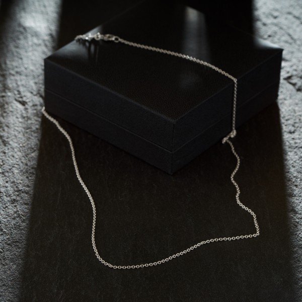 Goldkette als Ankerkette rund in Weißgold 585 / 14K, 55 cm lang, 1,5 mm breit, Gewicht ca. 4.1 g.