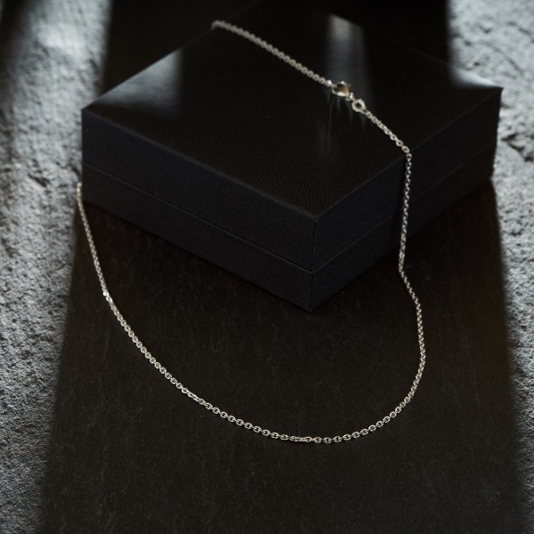 Goldkette als Ankerkette diamantiert in Weißgold 750 / 18K, 42 cm lang, 1,7 mm breit, Gewicht ca. 5.1 g.