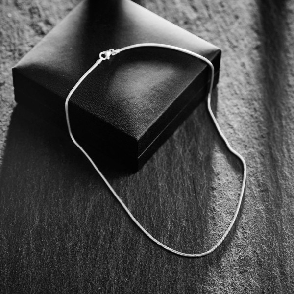 Goldkette als Schlangenkette in Weißgold 333 / 8K, 38 cm lang, 1,6 mm breit, Gewicht ca. 4.1 g.