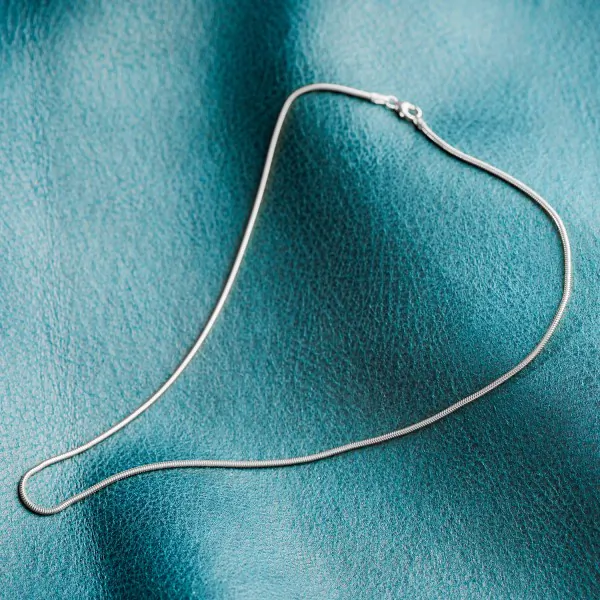 Goldkette als Schlangenkette in Weißgold 585 / 14K, 42 cm lang, 1,6 mm breit, Gewicht ca. 5.6 g.