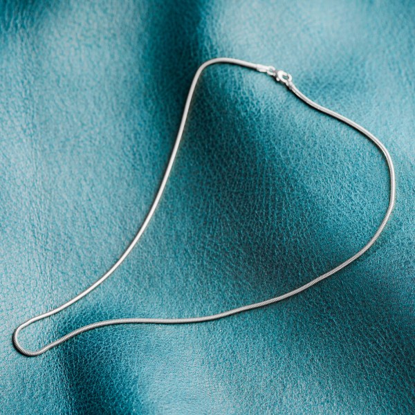 Goldkette als Schlangenkette in Weißgold 585 / 14K, 95 cm lang, 1,6 mm breit, Gewicht ca. 12.7 g.