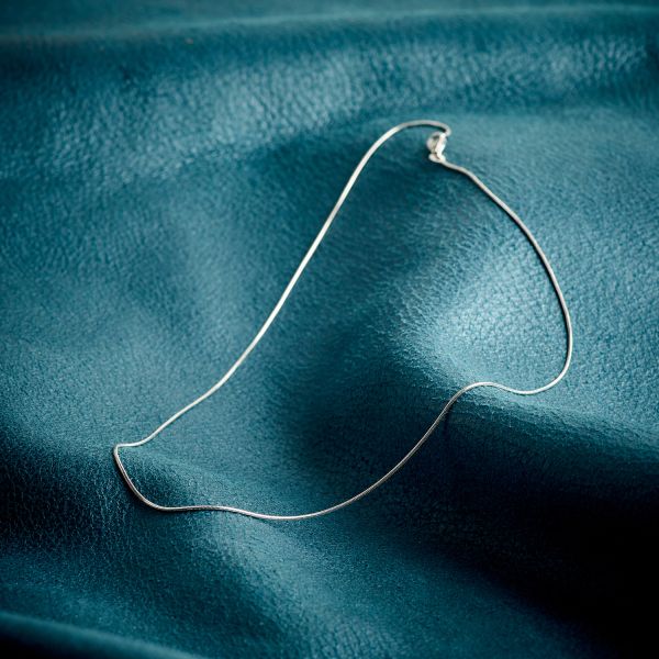 Goldkette als Schlangenkette in Weißgold 750 / 18K, 42 cm lang, 0,9 mm breit, Gewicht ca. 4.4 g.