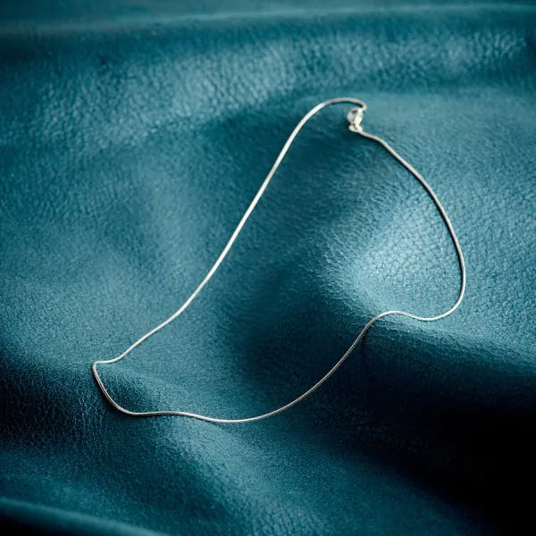 Goldkette als Schlangenkette in Weißgold 750 / 18K, 55 cm lang, 0,9 mm breit, Gewicht ca. 5.7 g.