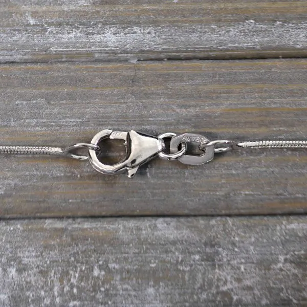 Goldkette als Schlangenkette in Weißgold 750 / 18K, 55 cm lang, 0,9 mm breit, Gewicht ca. 5.7 g.
