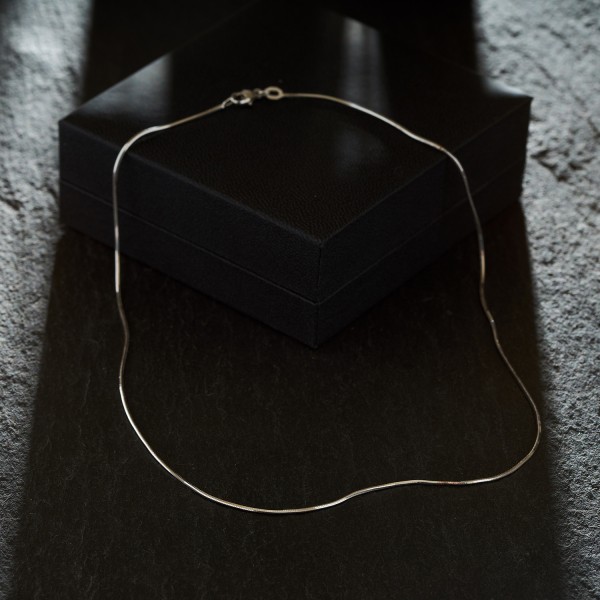 Goldkette als Schlangenkette diamantiert in Weißgold 750 / 18K, 38 cm lang, 0,9 mm breit, Gewicht ca. 4.3 g.