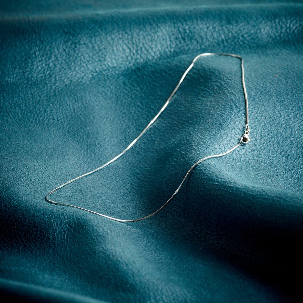 Goldkette als Schlangenkette diamantiert in Weißgold 750 / 18K, 34 cm lang, 0,9 mm breit, Gewicht ca. 3.9 g.