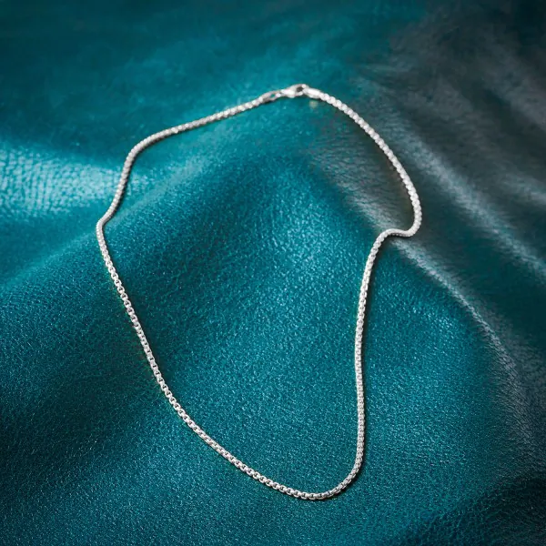 Goldkette als Venezianerkette in Weißgold 750 / 18K, 45 cm lang, 2 mm breit, Gewicht ca. 11.6 g.