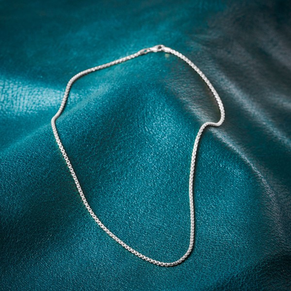 Goldkette als Venezianerkette rund geschlagen in Weißgold 375 / 9K, 40 cm lang, 2 mm breit, Gewicht ca. 8.5 g.