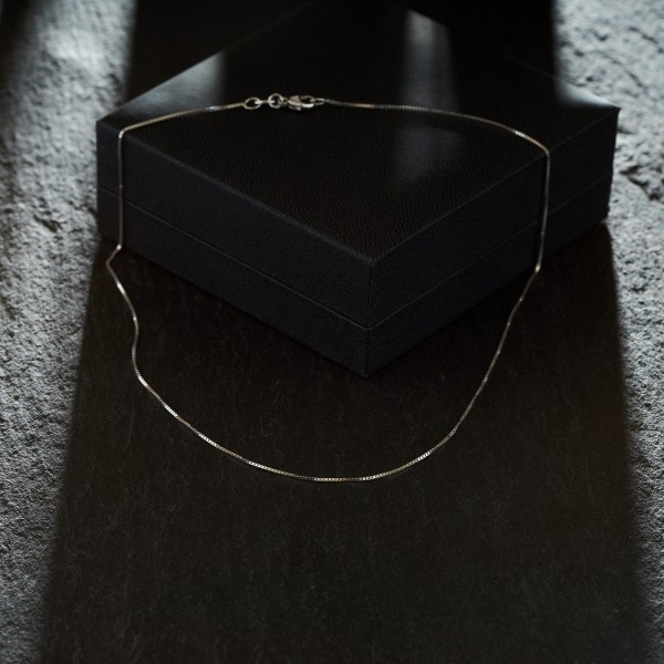 Goldkette als Venezianerkette in Weißgold 750 / 18K, 34 cm lang, 0,7 mm breit, Gewicht ca. 1.8 g.