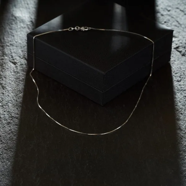 Goldkette als Venezianerkette in Weißgold 750 / 18K, 55 cm lang, 0,7 mm breit, Gewicht ca. 2.9 g.
