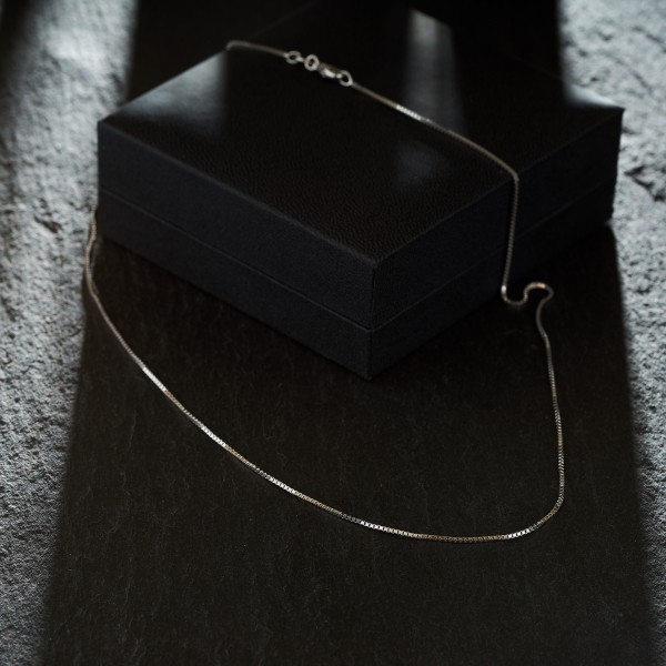 Goldkette als Venezianerkette in Weißgold 750 / 18K, 42 cm lang, 0,9 mm breit, Gewicht ca. 3.5 g.