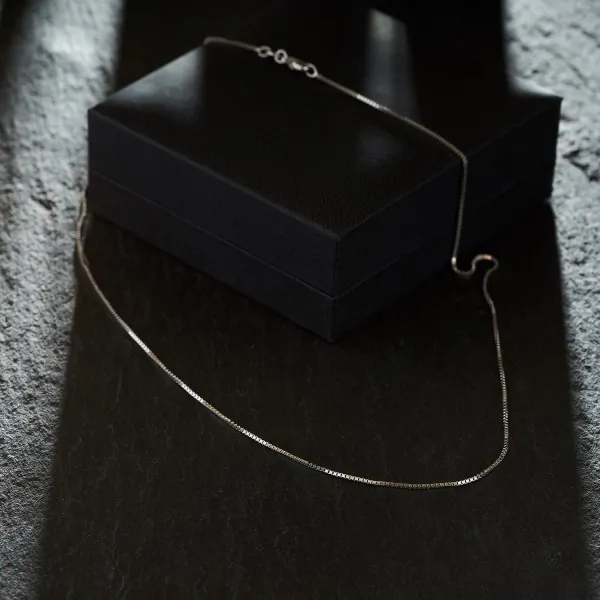 Goldkette als Venezianerkette in Weißgold 750 / 18K, 34 cm lang, 0,9 mm breit, Gewicht ca. 3 g.