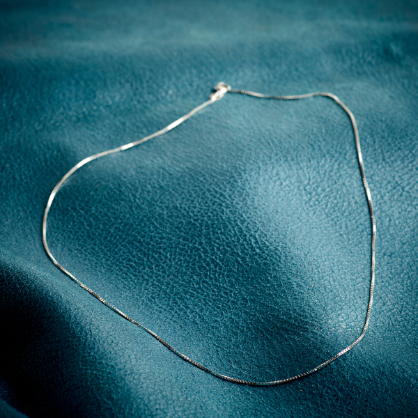 Goldkette als Venezianerkette in Weißgold 750 / 18K, 38 cm lang, 0,9 mm breit, Gewicht ca. 3.1 g.