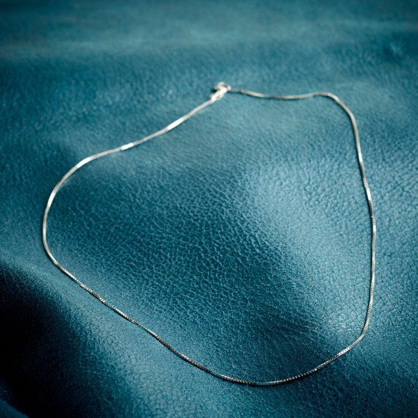 Goldkette als Venezianerkette in Weißgold 750 / 18K, 40 cm lang, 0,9 mm breit, Gewicht ca. 3.3 g.