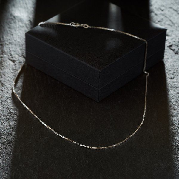 Goldkette als Venezianerkette in Weißgold 750 / 18K, 45 cm lang, 1,2 mm breit, Gewicht ca. 5.4 g.