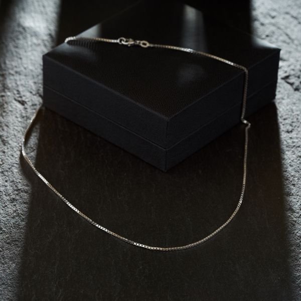 Goldkette als Venezianerkette in Weißgold 750 / 18K, 50 cm lang, 1,2 mm breit, Gewicht ca. 6.1 g.