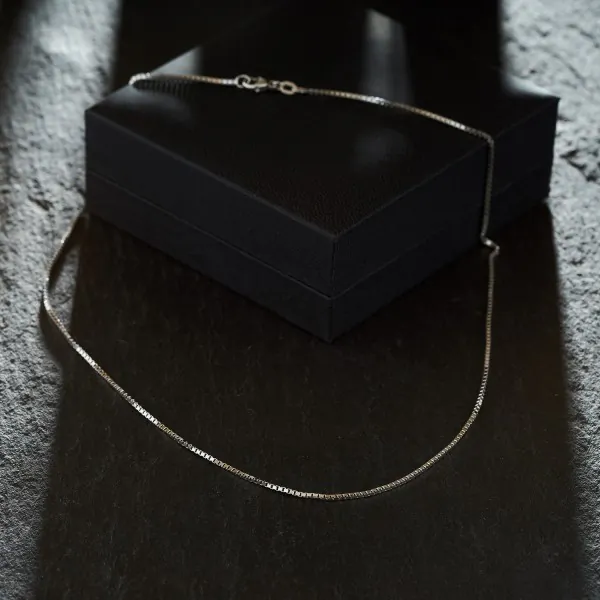 Goldkette als Venezianerkette in Weißgold 750 / 18K, 50 cm lang, 1,2 mm breit, Gewicht ca. 6.1 g.