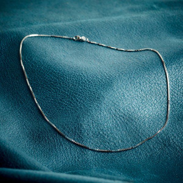 Goldkette als Venezianerkette in Weißgold 750 / 18K, 45 cm lang, 1,2 mm breit, Gewicht ca. 5.4 g.