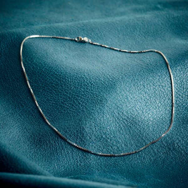 Goldkette als Venezianerkette in Weißgold 750 / 18K, 42 cm lang, 1,2 mm breit, Gewicht ca. 5.1 g.