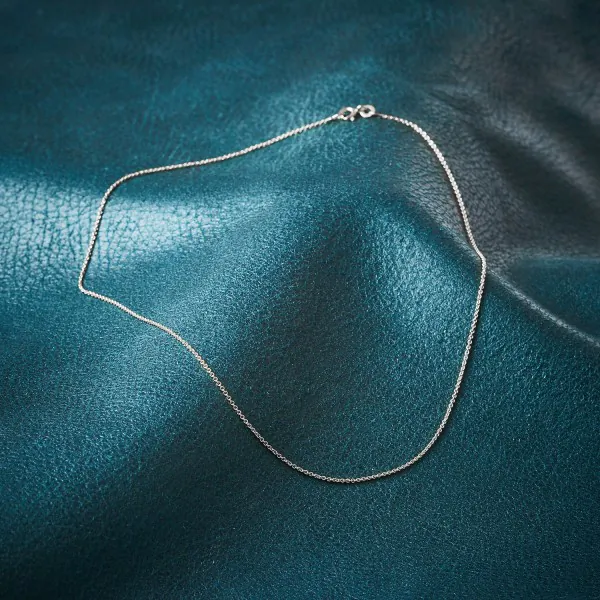 Goldkette als Ankerkette rund in Weißgold 333 / 8 Karat, 34 cm lang, 1.1 mm breit, Gewicht ca. 1.3 g.