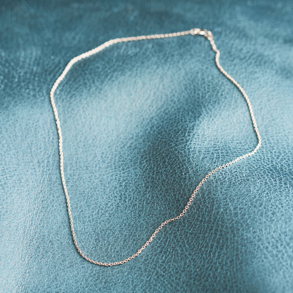 Goldkette als Ankerkette rund Weißgold 333 / 8K, 38 cm lang, 1,5 mm breit, Gewicht ca. 2.4 g.