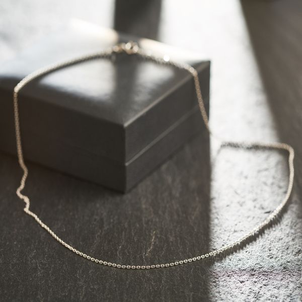 Goldkette als Ankerkette diamantiert in Weißgold 585 / 14K, 38 cm lang, 1,3 mm breit, Gewicht ca. 2.4 g.
