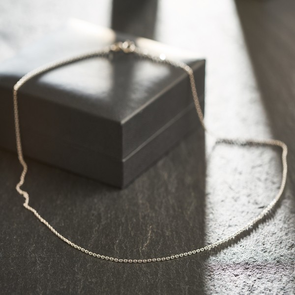 Goldkette als Ankerkette diamantiert in Weißgold 585 / 14K, 40 cm lang, 1,3 mm breit, Gewicht ca. 2.5 g.