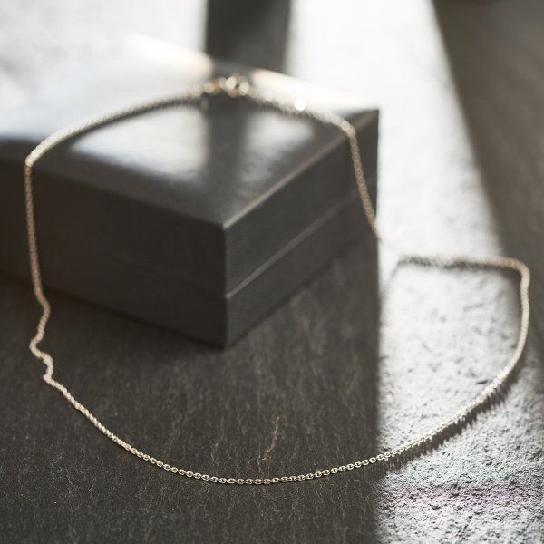 Goldkette als Ankerkette diamantiert in Weißgold 585 / 14K, 50 cm lang, 1,3 mm breit, Gewicht ca. 3.2 g.