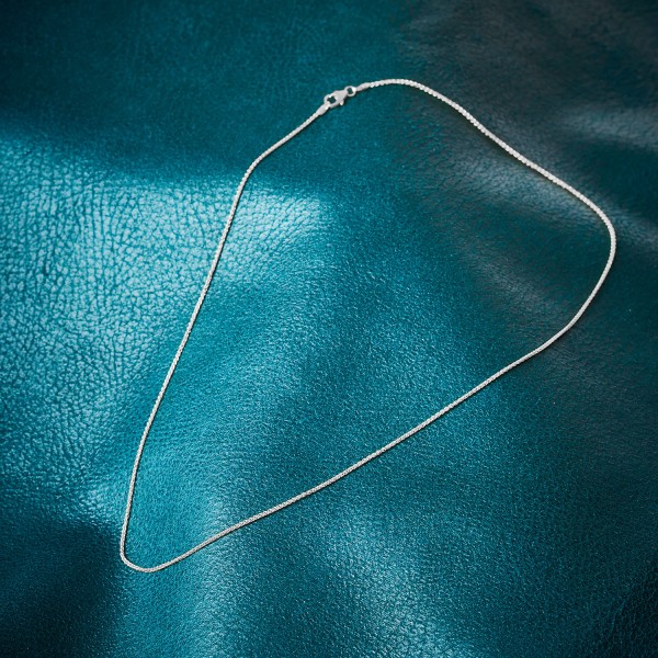 Goldkette als Zopfkette in Weißgold 375 / 9K, 40 cm lang, 1,3 mm breit, Gewicht ca. 2.5 g.