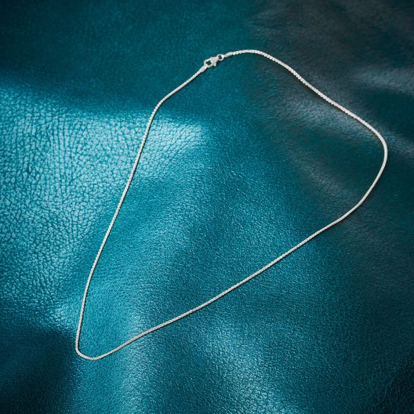 Goldkette als Zopfkette in Weißgold 585 / 14K, 45 cm lang, 1,3 mm breit, Gewicht ca. 3.4 g.