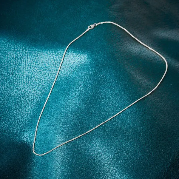 Goldkette als Zopfkette in Weißgold 585 / 14K, 45 cm lang, 1,3 mm breit, Gewicht ca. 3.4 g.