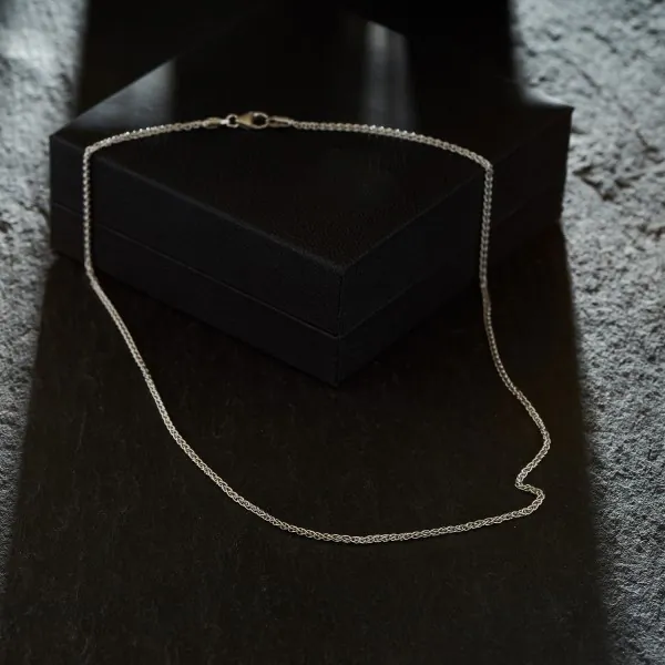 Goldkette als Zopfkette in Weißgold 585 / 14K, 42 cm lang, 1,7 mm breit, Gewicht ca. 5.2 g.