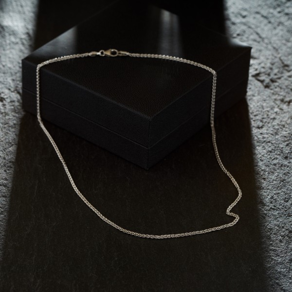 Goldkette als Zopfkette in Weißgold 585 / 14K, 75 cm lang, 1,7 mm breit, Gewicht ca. 9.1 g.