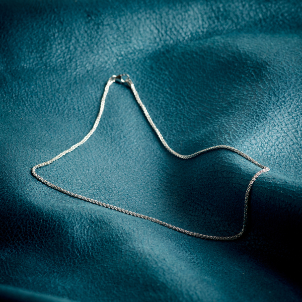 Goldkette als Zopfkette in Weißgold 585 / 14K, 38 cm lang, 1,7 mm breit, Gewicht ca. 4.7 g.