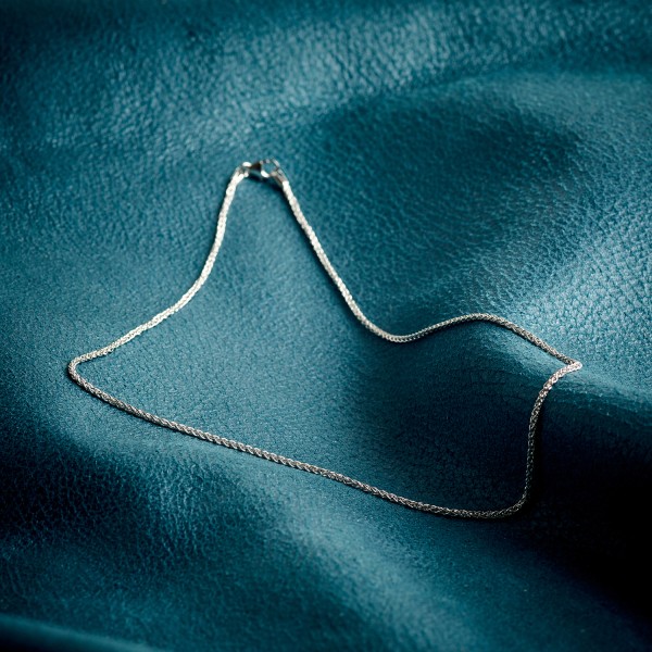 Goldkette als Zopfkette in Weißgold 585 / 14K, 65 cm lang, 1,7 mm breit, Gewicht ca. 7.9 g.