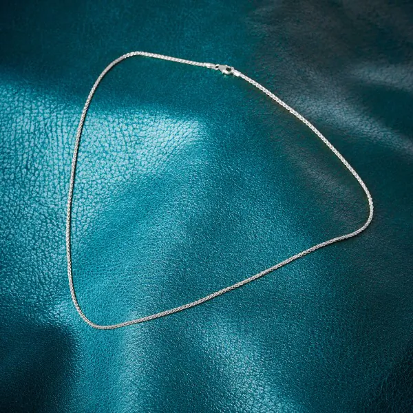 Goldkette als Zopfkette in Weißgold 585 / 14K, 45 cm lang, 2,1 mm breit, Gewicht ca. 8.4 g.