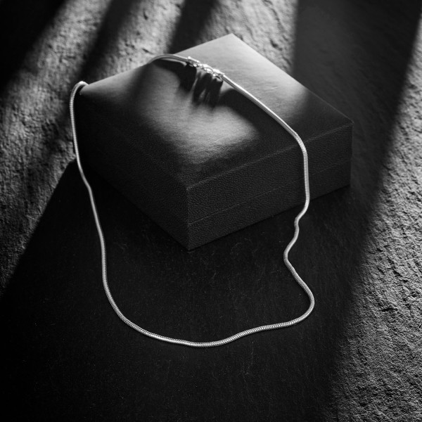 Goldkette als Schlangenkette in Weißgold 585 / 14K, 65 cm lang, 1,9 mm breit, Gewicht ca. 13.4 g.