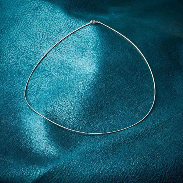 Goldkette als Tondakette in Weißgold 585 / 14K, 45 cm lang, 1 mm breit, Gewicht ca. 4 g.