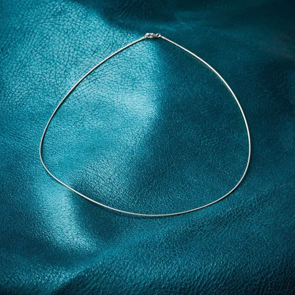 Goldkette als Tondakette in Weißgold 585 / 14K, 45 cm lang, 1 mm breit, Gewicht ca. 4 g.