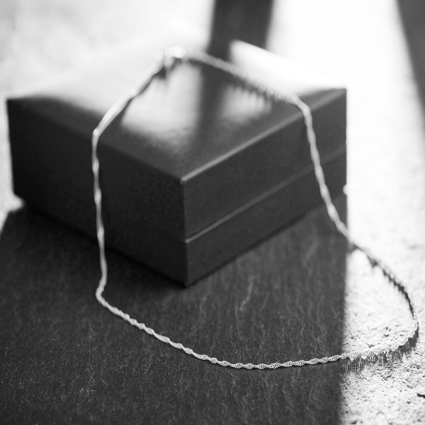 Goldkette als Singapurkette in Weißgold 585 / 14K, 55 cm lang, 1,4 mm breit, Gewicht ca. 2.3 g.