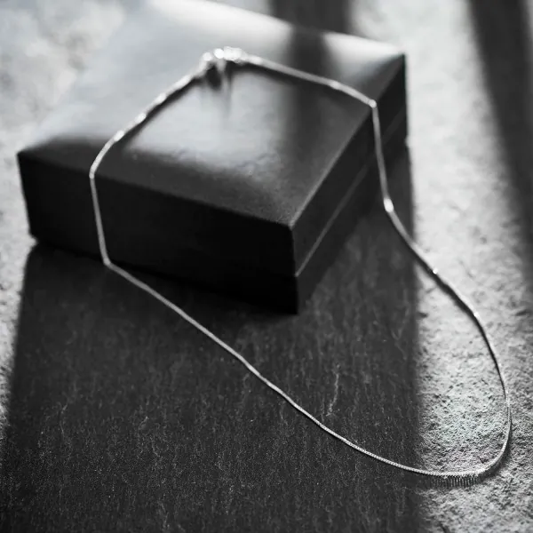 Goldkette als Venezianerkette in Weißgold 333 / 8K, 42 cm lang, 0,7 mm breit, Gewicht ca. 1.5 g.