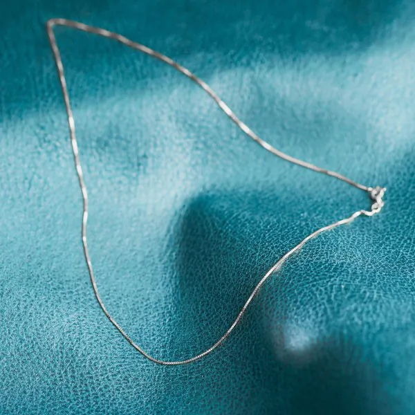 Goldkette als Venezianerkette in Weißgold 333 / 8K, 45 cm lang, 0,7 mm breit, Gewicht ca. 1.6 g.
