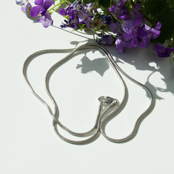 Goldkette als Schlangenkette in Weißgold 750 / 18K, 42 cm lang, 1,2 mm breit, Gewicht ca. 4.8 g.