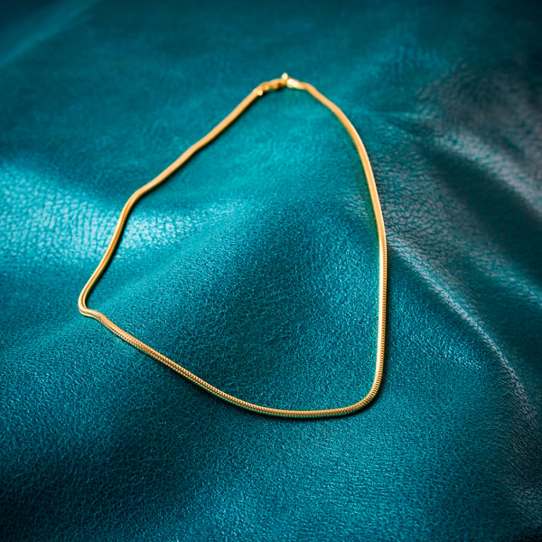Goldkette als Schlangenkette in Gelbgold 585 / 14K, 38 cm lang, 2,4 mm breit, Gewicht ca. 11 g.